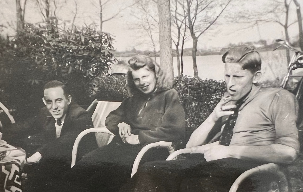 Engelbert, Piety Burrie en Wil van de Griendt in 1942. Foto: Gerrit Burrie.